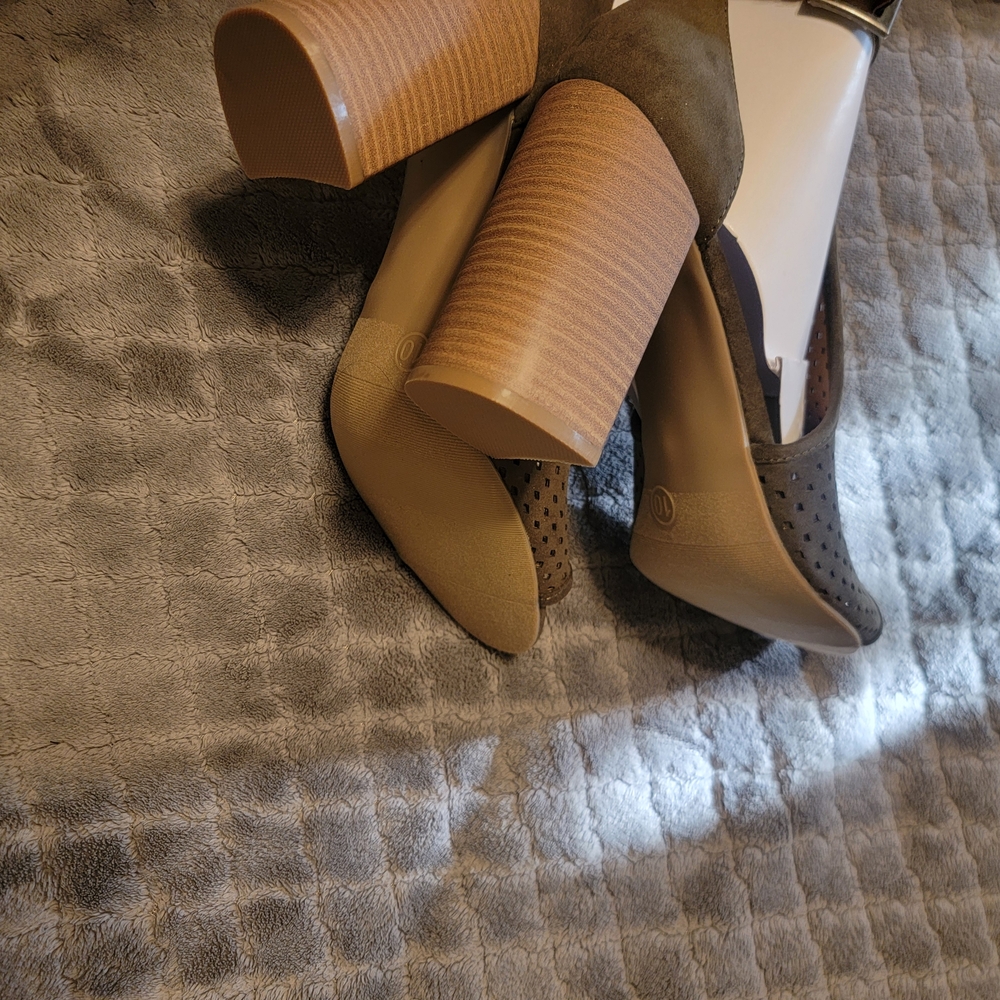 Universal Thread Olive Heel Sandals - Picture 6 of 6